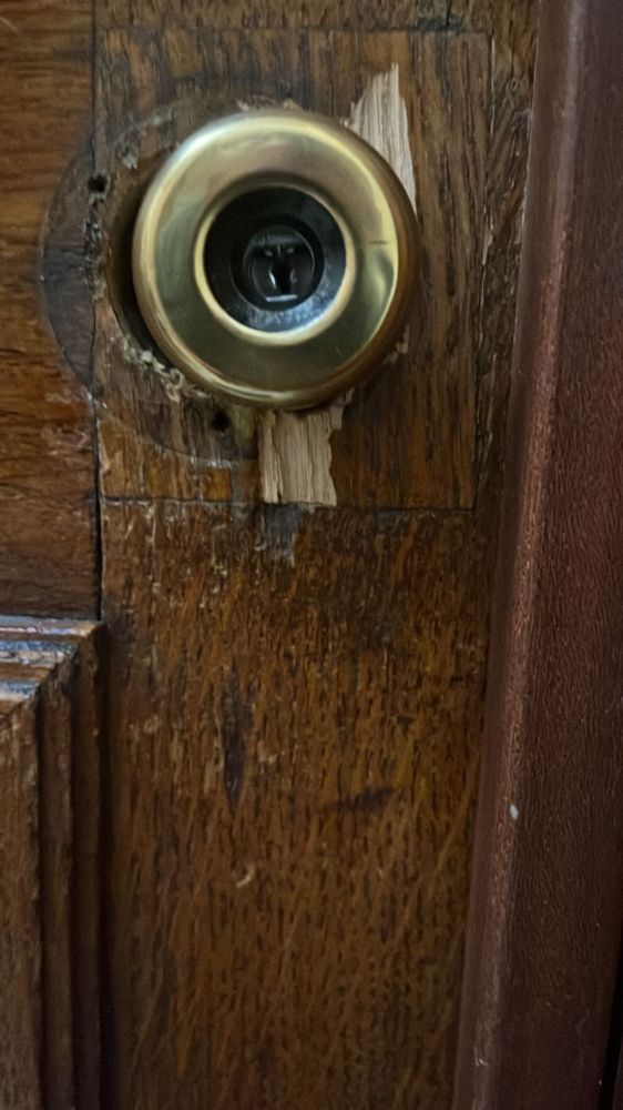 Cylindre Fichet 3D avec rosace en laiton sur une porte en bois ancienne après son remplacement
