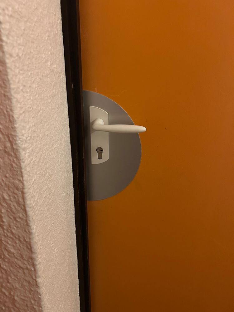 Porte orange avec poignée blanche après ouverture et extraction d’une clé cassée sans détérioration de la porte